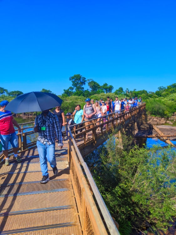 View of the crowd crossing the bridge in Gangway Iguazu
