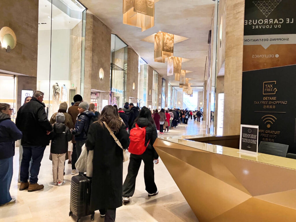 The crowd waiting in line to the Louvre