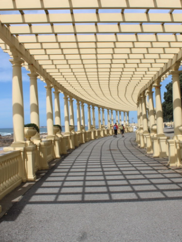 People walking along Pergola da Nevogilde