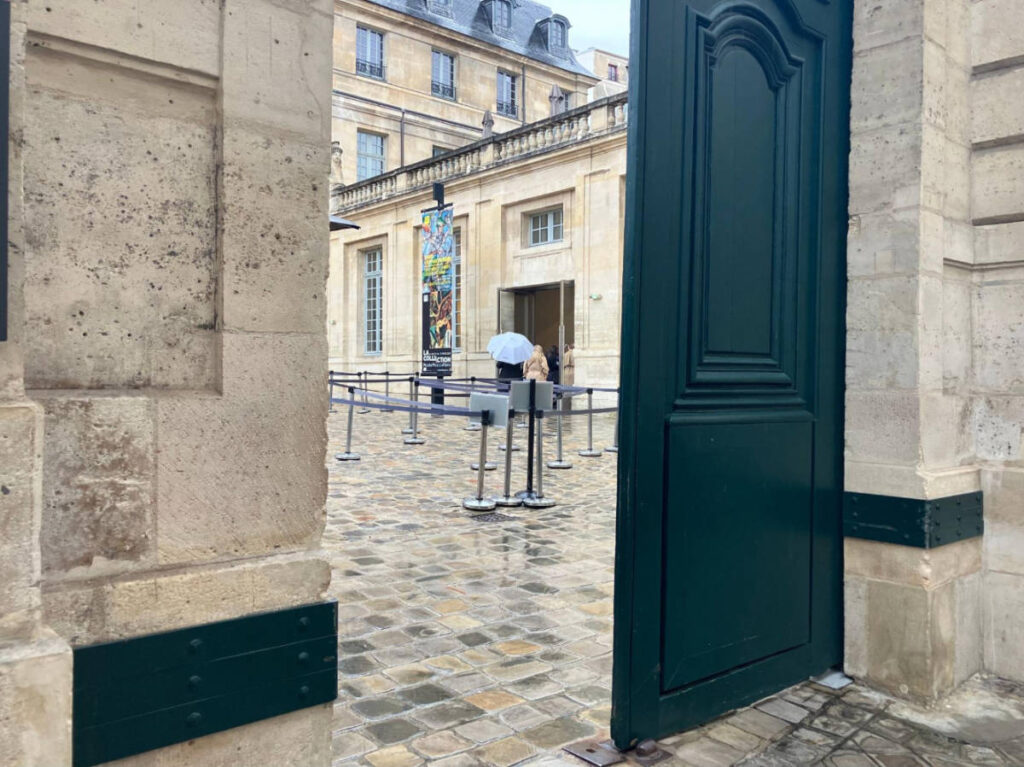 View of people entering the Picasso Museum