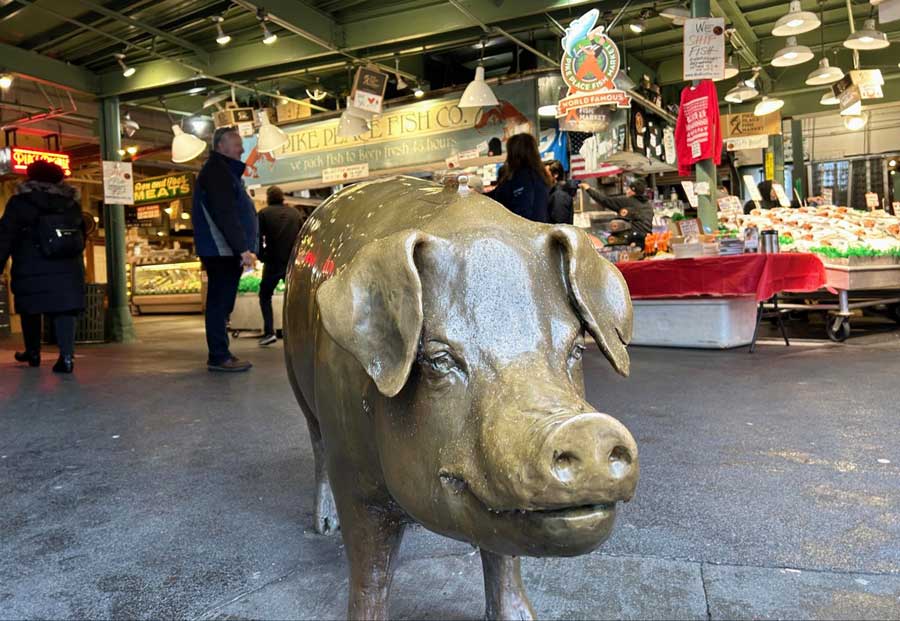 A statue of pig in Pike Place Market