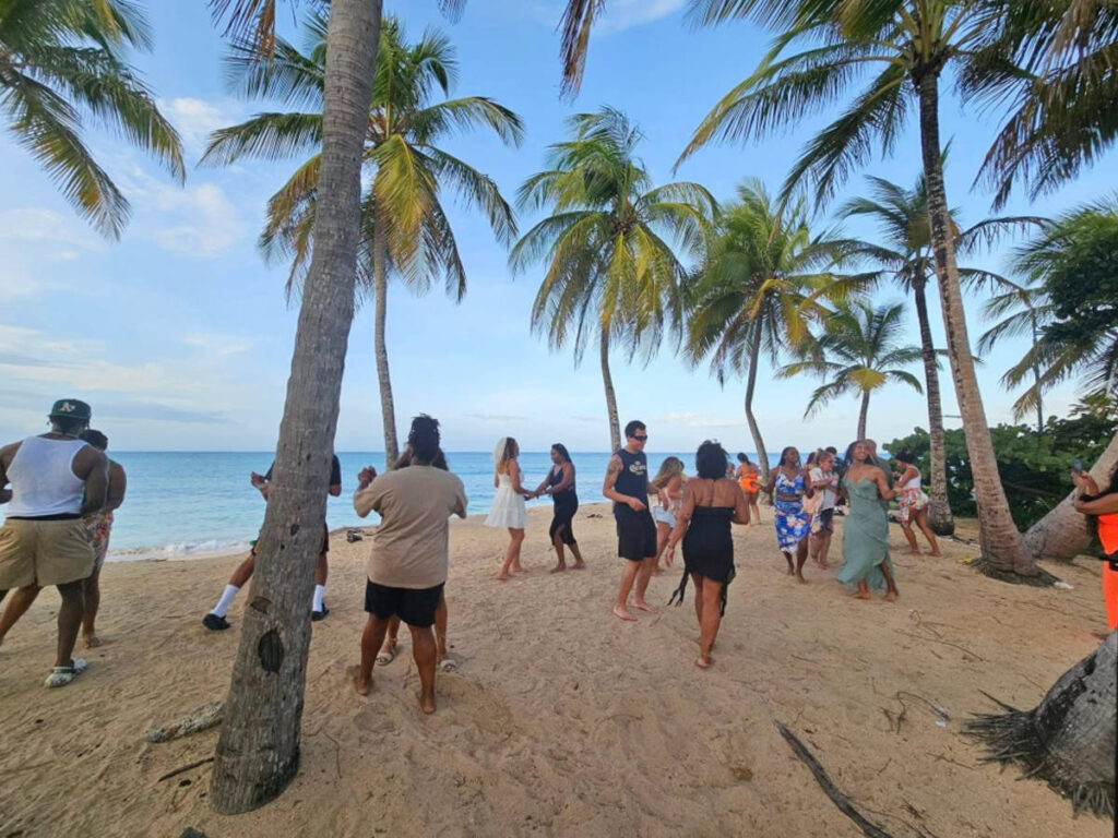 People enjoying their day at Playa El Último Trolley