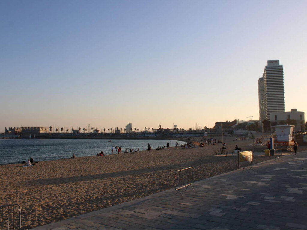 People at the Playa de Bogatell during sunset