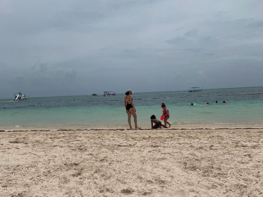 Author Claudicet and the kids playing on the beach in Punta Cana