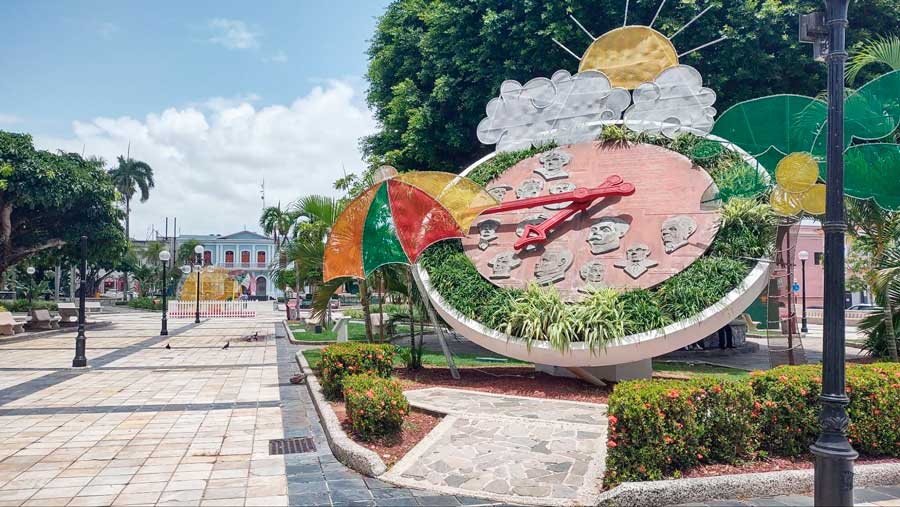 A big clock display in Plaza Santiago R. Palmer