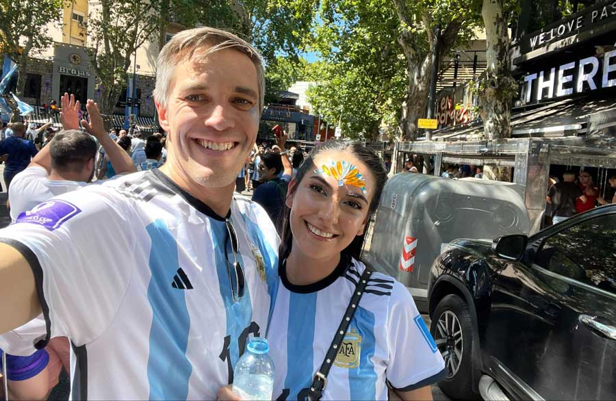 Clara and Nate smiling for a photo during the celebration of the Argentina’s World Cup victory in Plaza Serrano