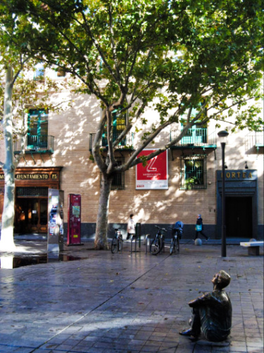 A sculpture under the shade of the trees in Plaza de San Felipe