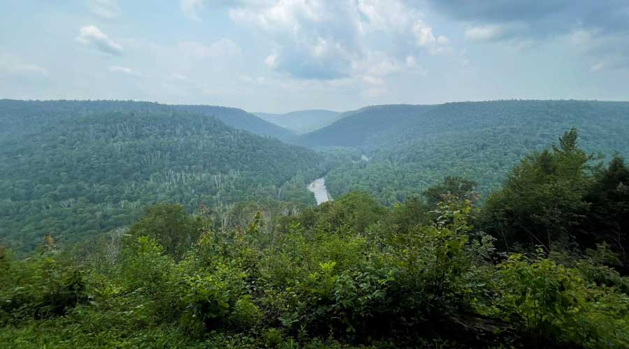 Overlooking view at the Pocono Mountains