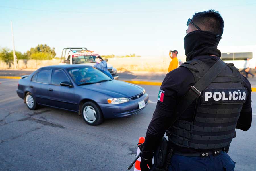 A Mexican policeman on a checkpoint