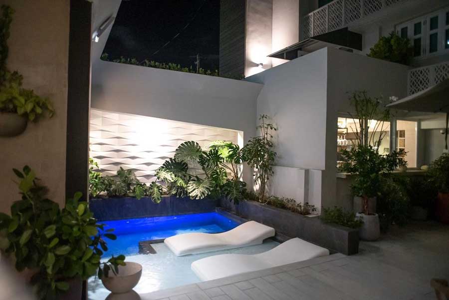 View of a pool at night in Trópica Beach Hotel