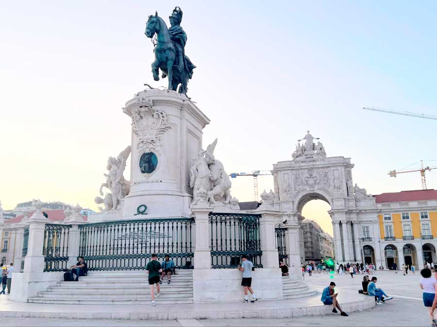 View of people in Praça do Comércio
