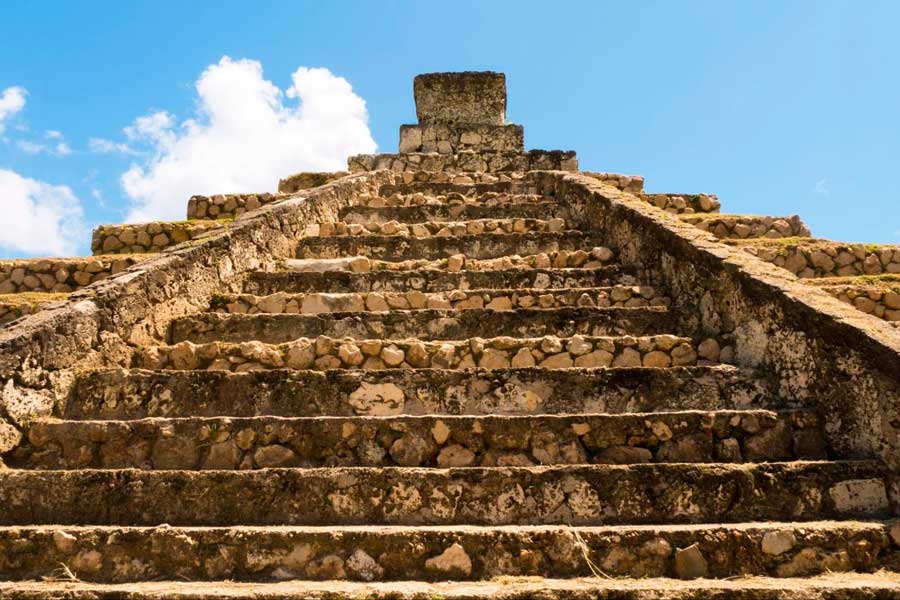 View of a pyramid and a clear blue sky above it in Aguada