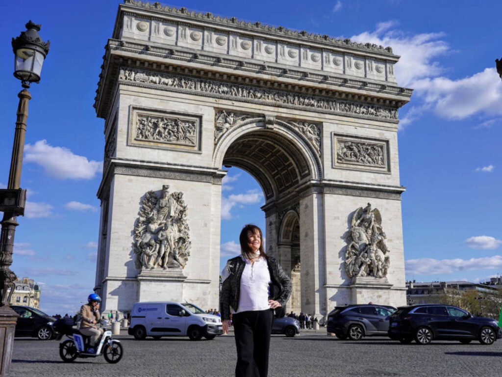 The author Rachel Kapelke-Dale and the Arc de Triomphe on her background