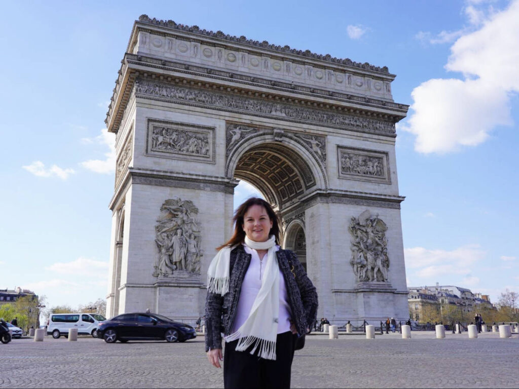 The author Rachel Kapelke-Dale in front of the Arc de Triomphe
