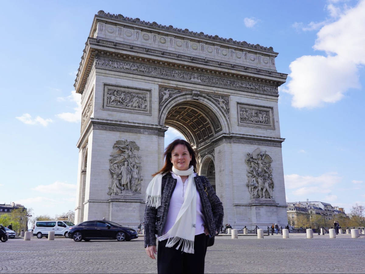 The author Rachel Kapelke-Dale in front of the Arc de Triomphe