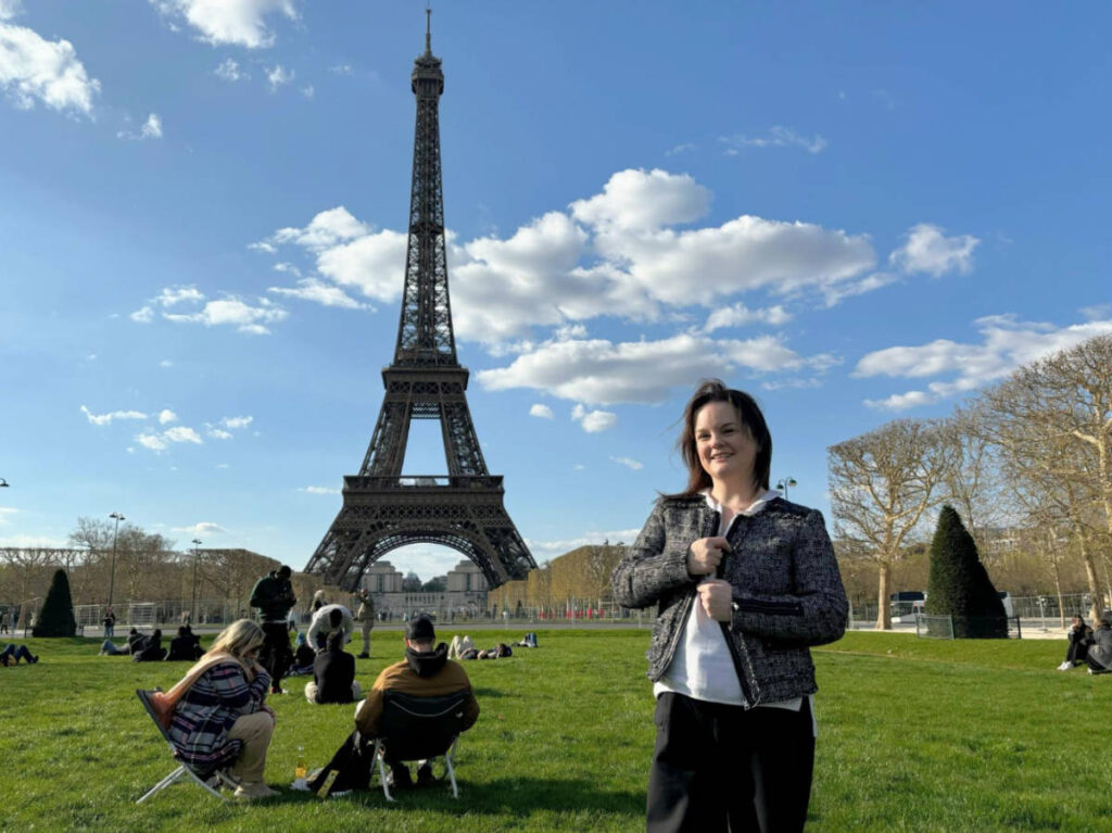 The author Rachel Kapelke-Dale and the Eiffel Tower on her background
