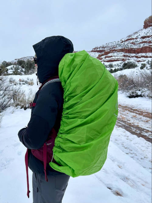Fit of the rain cover on the Osprey Aura AG LT backpack