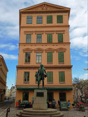 Statue of man in front of Ramasuri