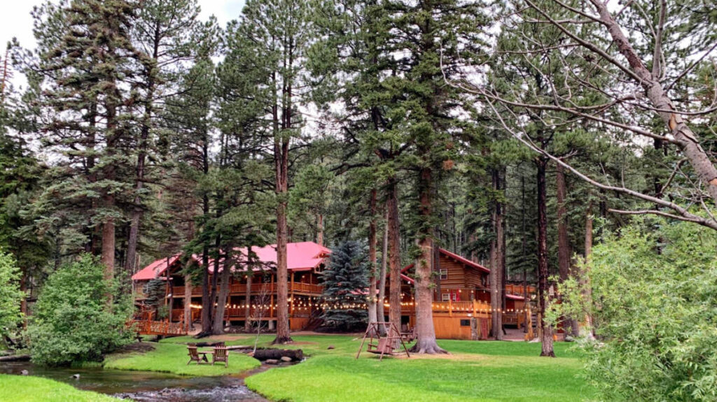 The Red Setter Inn in downtown Greer, Arizona