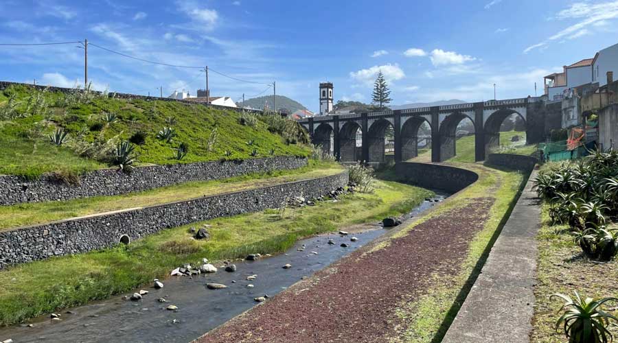 A small river and a bridge in Ribeira Grande