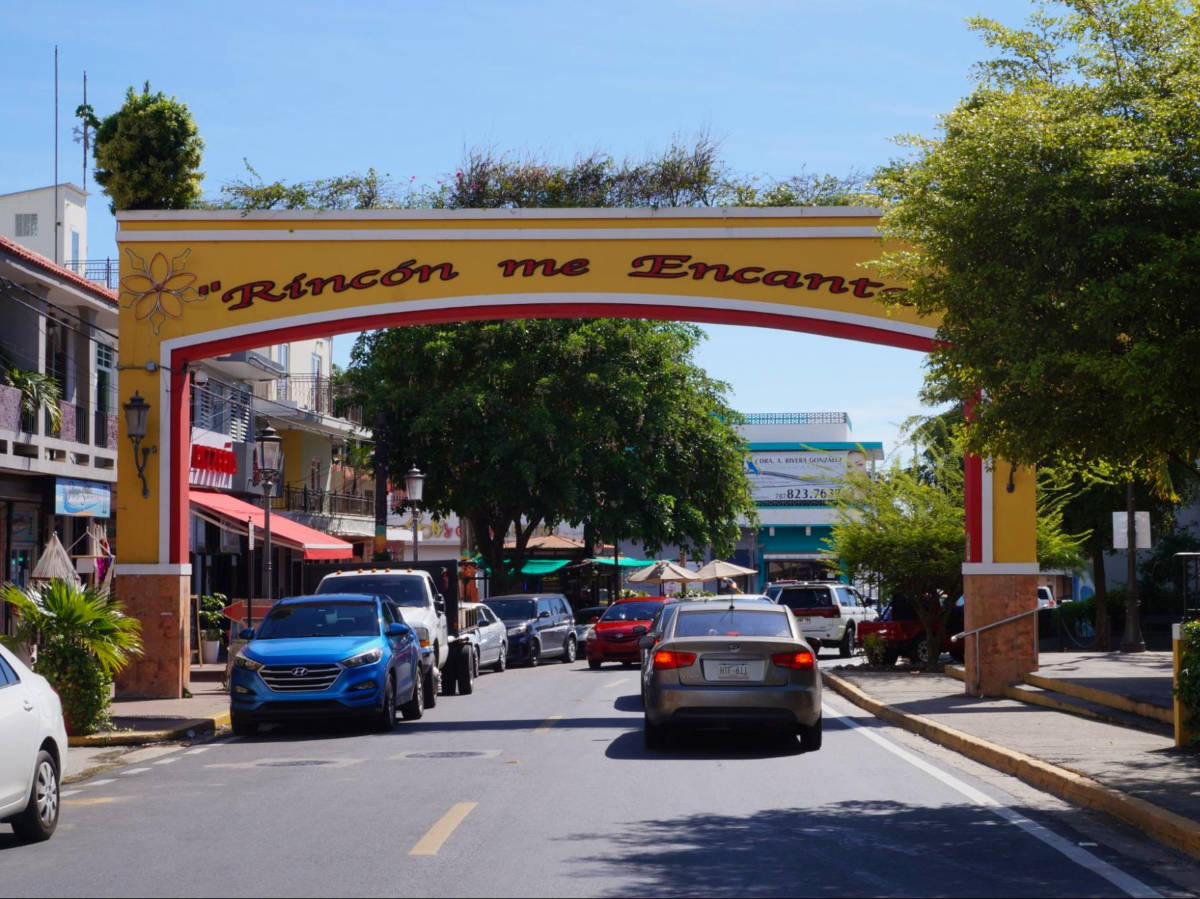 View of the street arch that says Rincón, me encanta