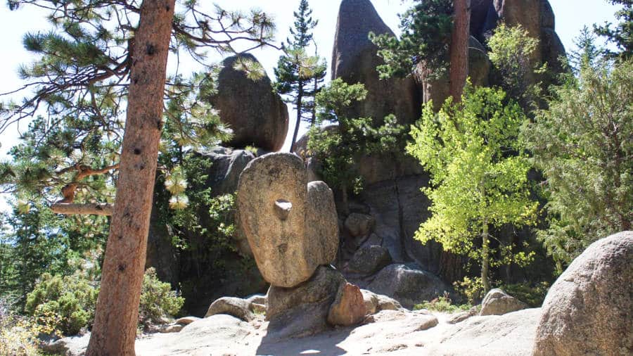 View of the rock formations in the trail to Gem Lake