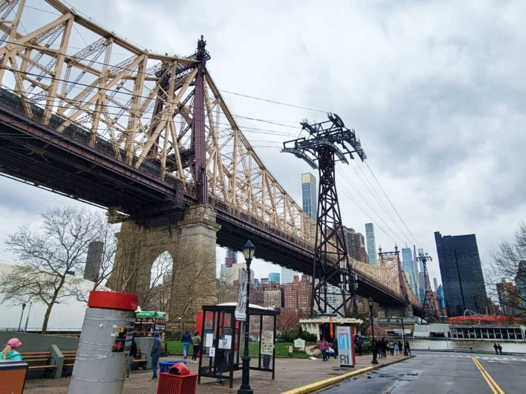 Perspective view of the Roosevelt Island Bridge connecting Astoria