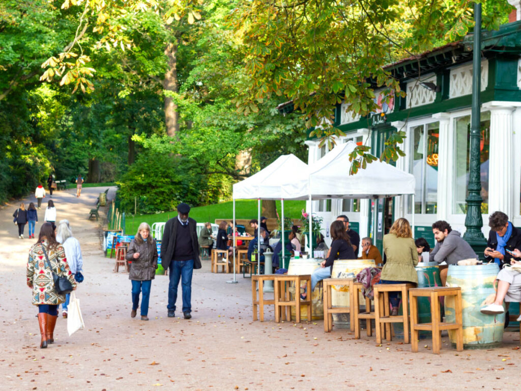 People enjoying open terrace of the "Rosa Bonheur" restaurant in the Buttes Chaumont park