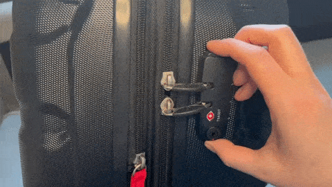 A closeup look at how locks of Samsonite Omni work