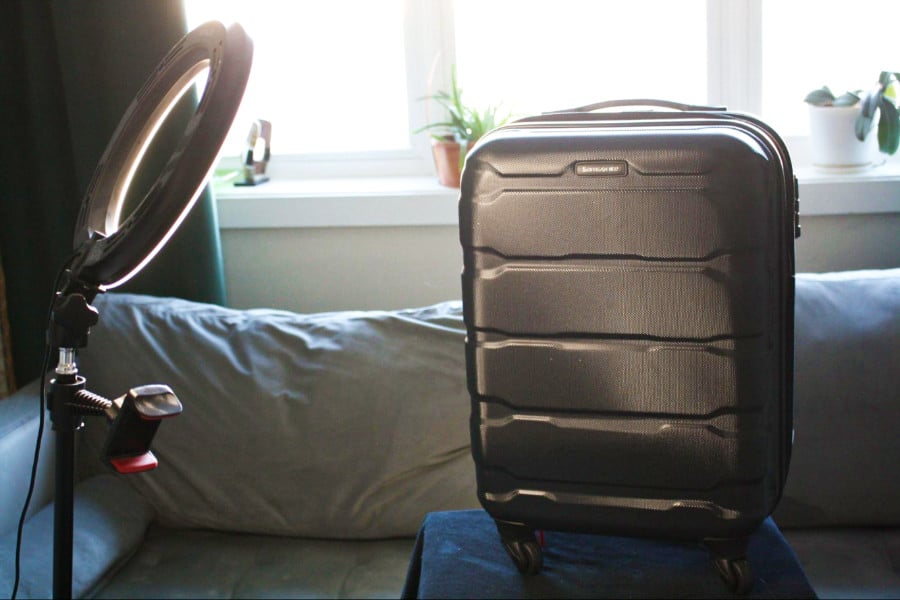 A ring light pointing on the Samsonite Omni PC Carry-On Spinner