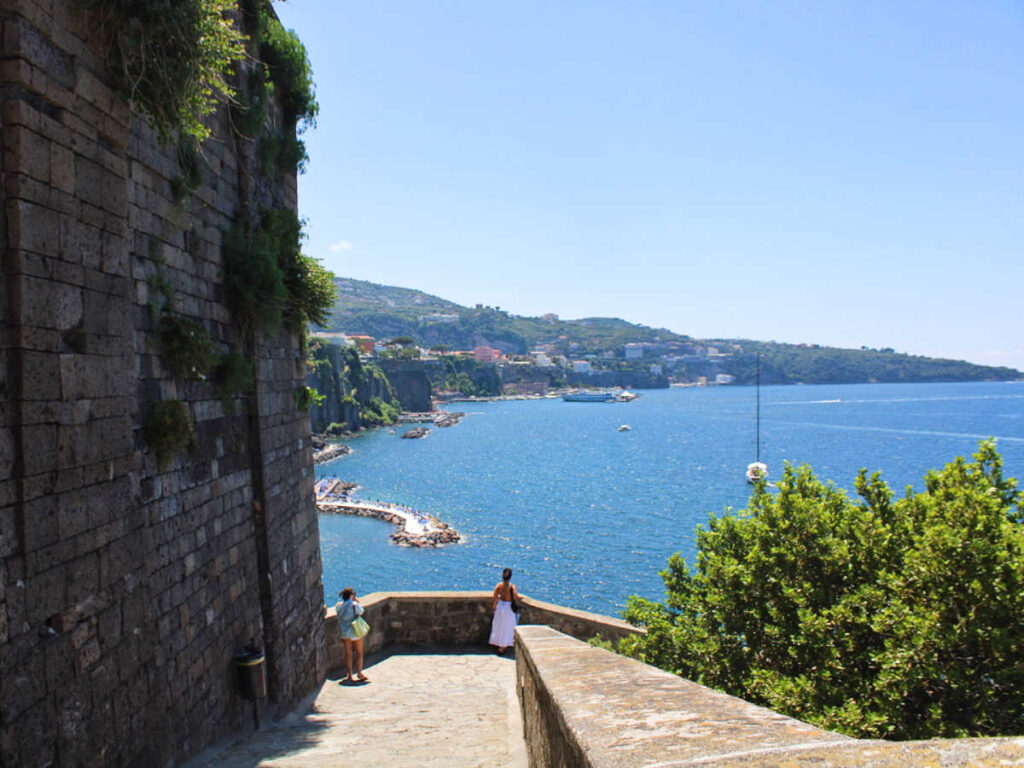 People at the entrance to a Sant’Agnello beach club with scenic views