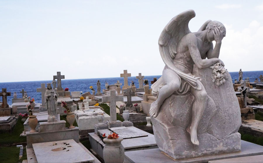 View of Santa Maria Magdalena de Pazzis and a couple of sculptures
