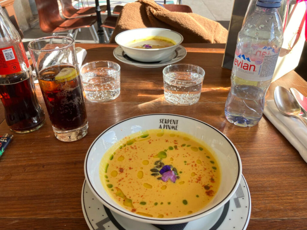 Soup, water and coke at the Serpent à Plume