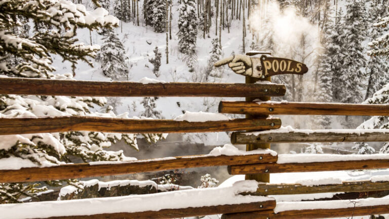 A sign pointing to the pools at Strawberry Park Hot Springs in Winter