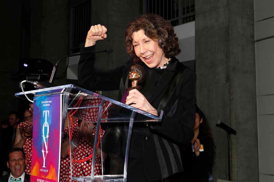 Lily Tomlin accepting her award at the Skirball Cultural Center