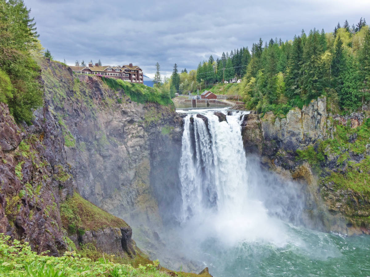 Scenic view of the Snoqualmie Falls during spring season