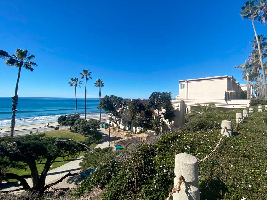 The ocean view and the clear blue sky in Southern California Beach Club
