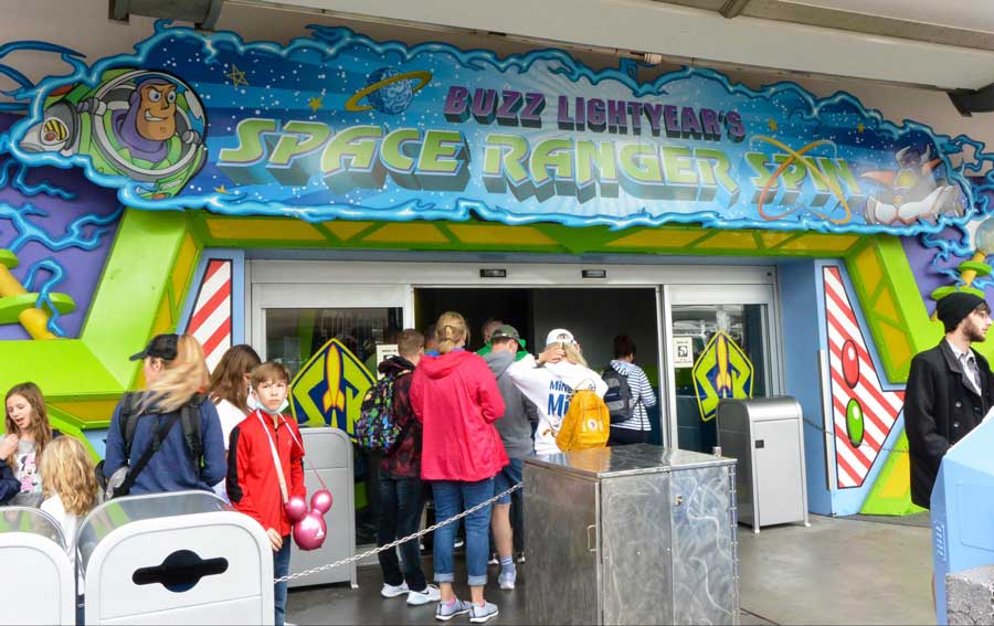 People lining up on the entrance of Space Ranger Spin