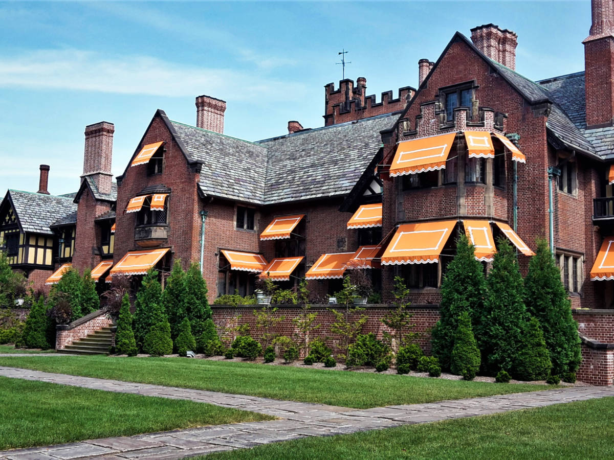 Façade and landscape view of Stan Hywet Hall & Gardens