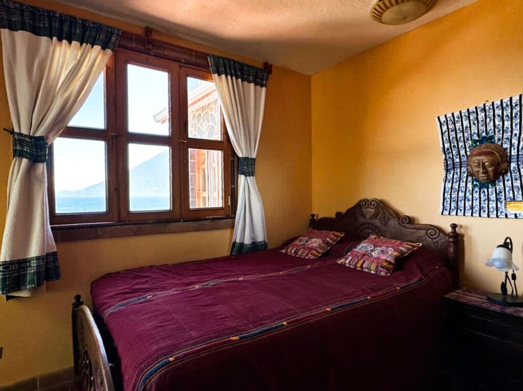 Interior view of the standard room in La Casa del Mundo