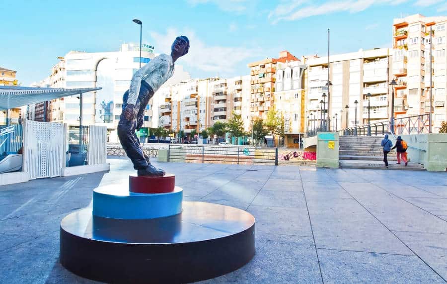 A statue of a bending man outside the Centro de Arte Contemporáneo