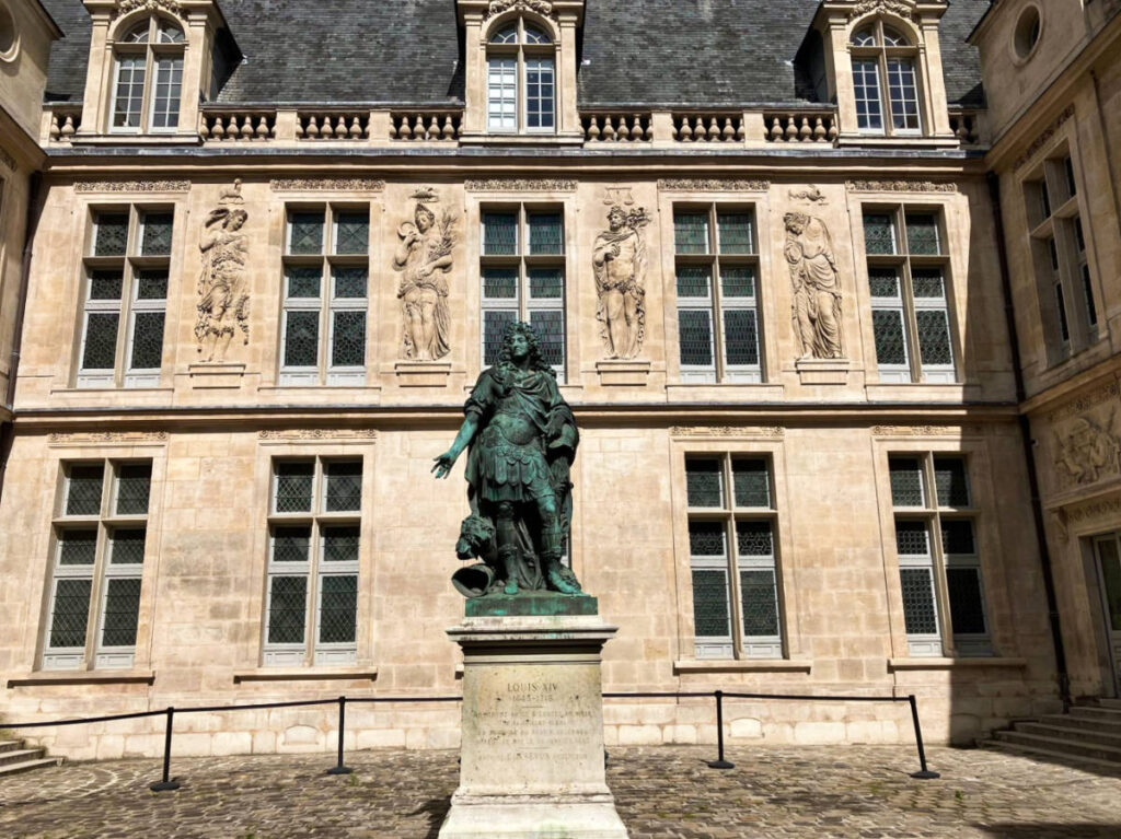 A statue at the courtyard entrance of Musée Carnavalet