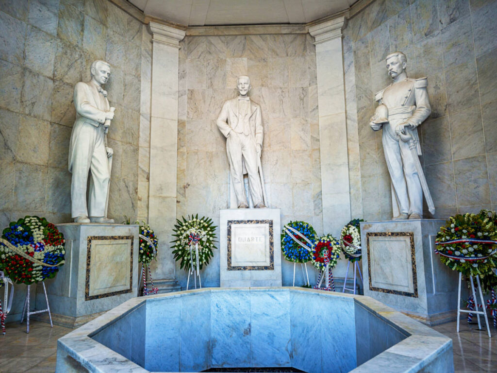 View of the statues in Altar de La Patria