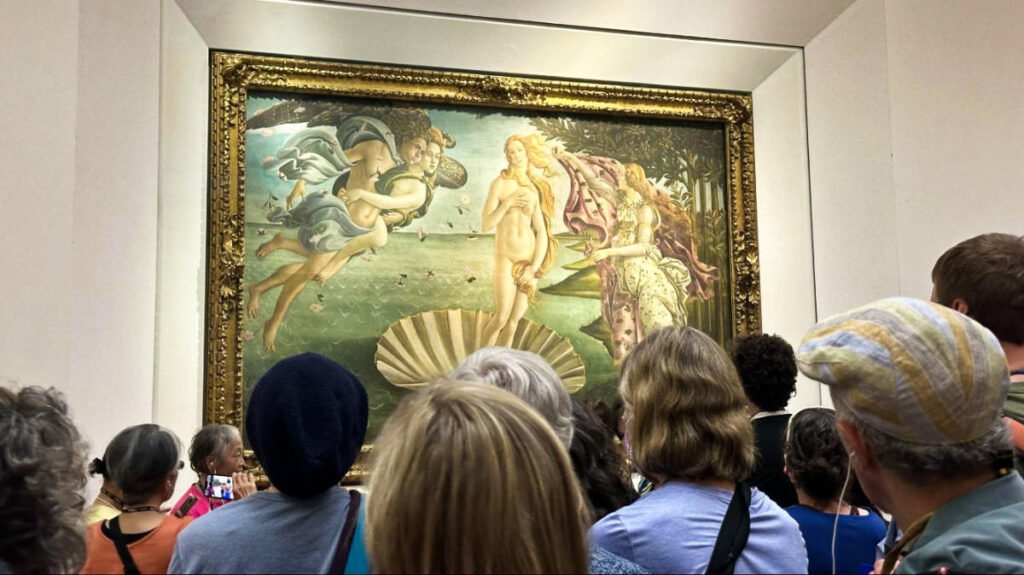 The crowd looking at the painting of Botticelli’s The Birth of Venus