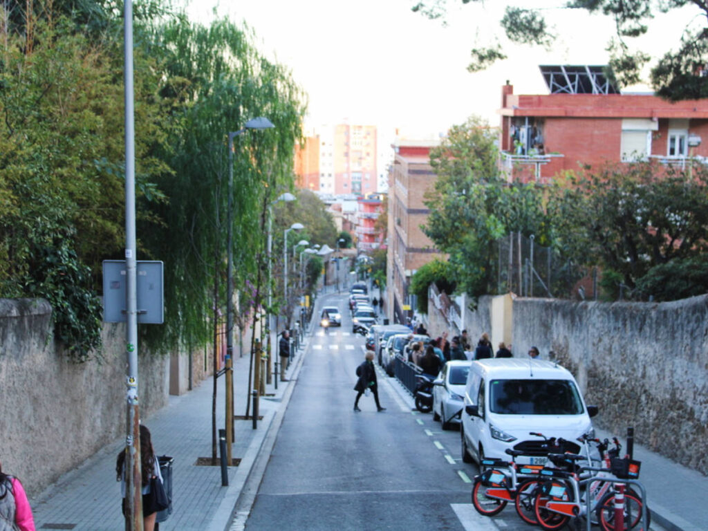 Cars and people on a street going to La Sagrada Familia