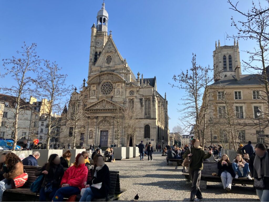 Students sitting on the benches in the 5th arrondissement