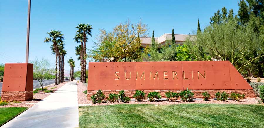 A welcoming sign of Summerlin under the clear blue sky
