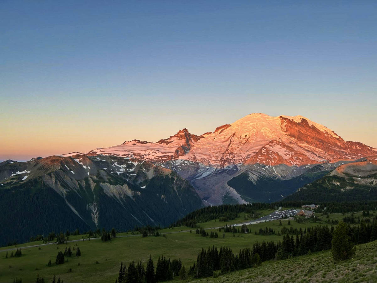 Scenic view of the sunrise reflecting on the peaks of Mount Rainier National Park