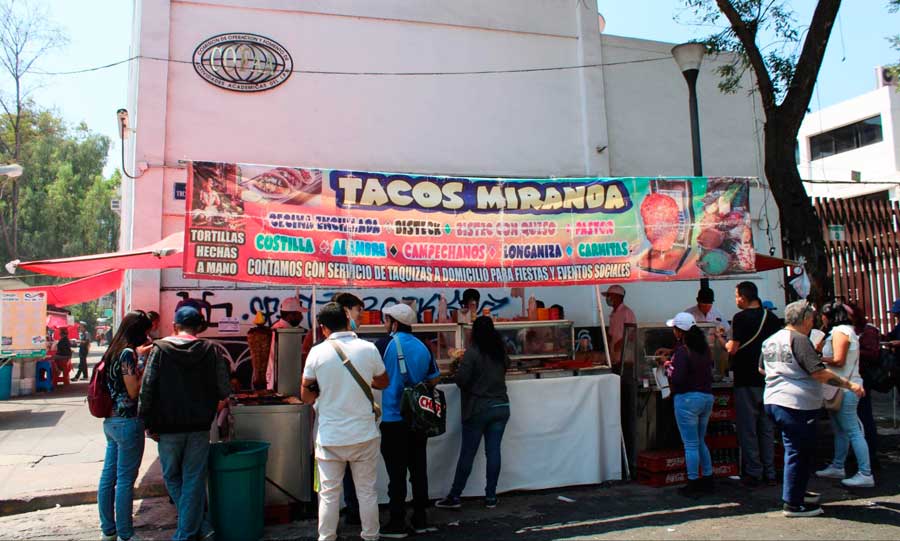 View of people buying tacos in Taqueria Miranda