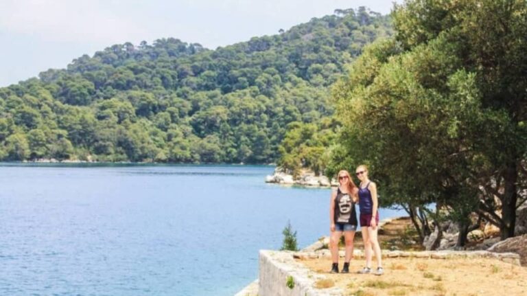 Taylor Herperger with her friend smiling for a photo at the cliffside